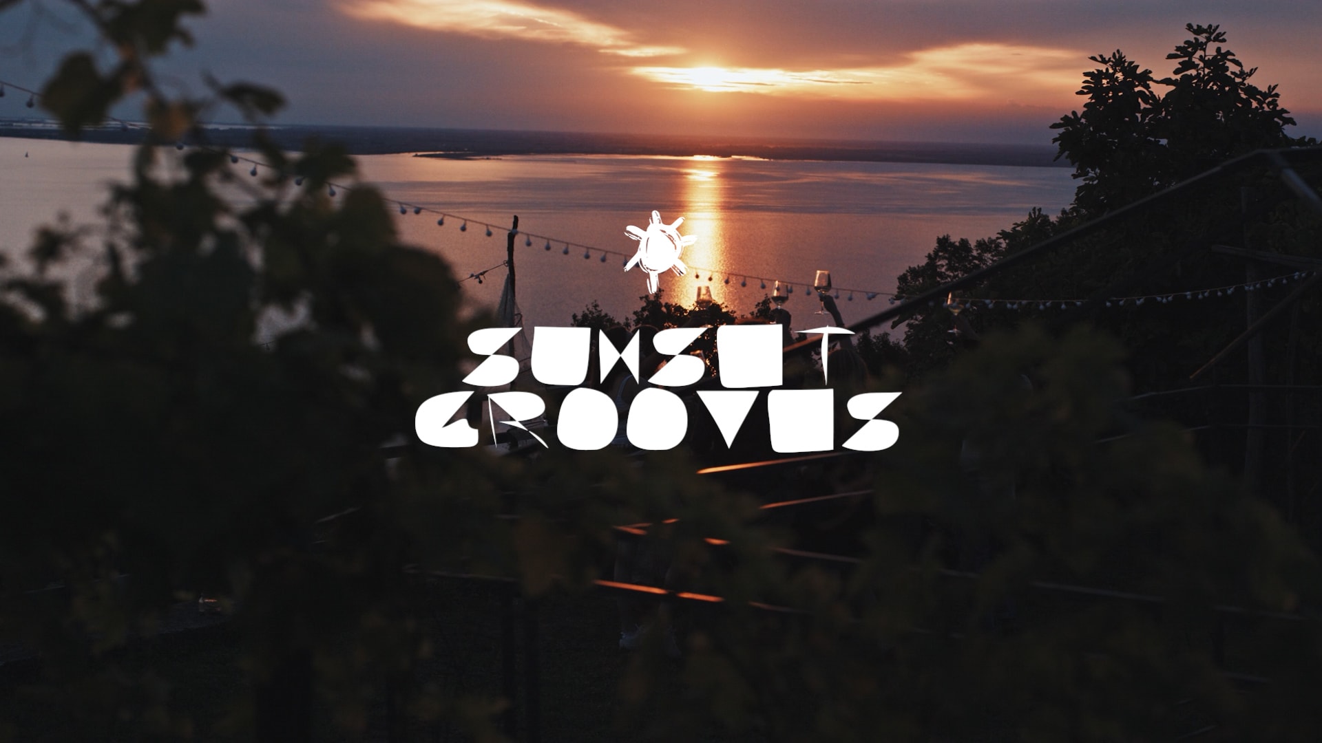 SUNSET GROOVES / Relaxing Swing Jazz